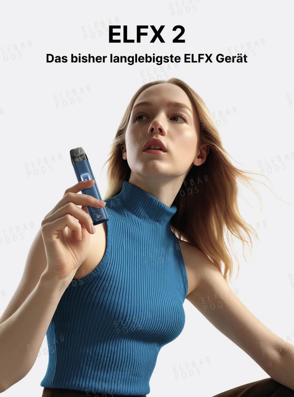 Frau hält einen blauen ELFBAR ELFX 2 in der Hand.